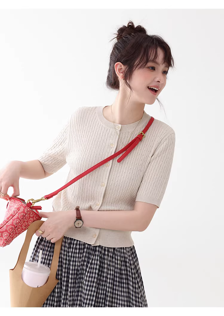 韓系純色扭花單排扣針織開襟衫女夏季新款溫柔短袖上衣,韓系純色扭花單排扣針織開襟衫女夏季新款溫柔短袖上衣,HBFS1085,韓系純色扭花單排扣針織開襟衫女夏季新款溫柔短袖上衣,圓領排扣,天絲亞麻