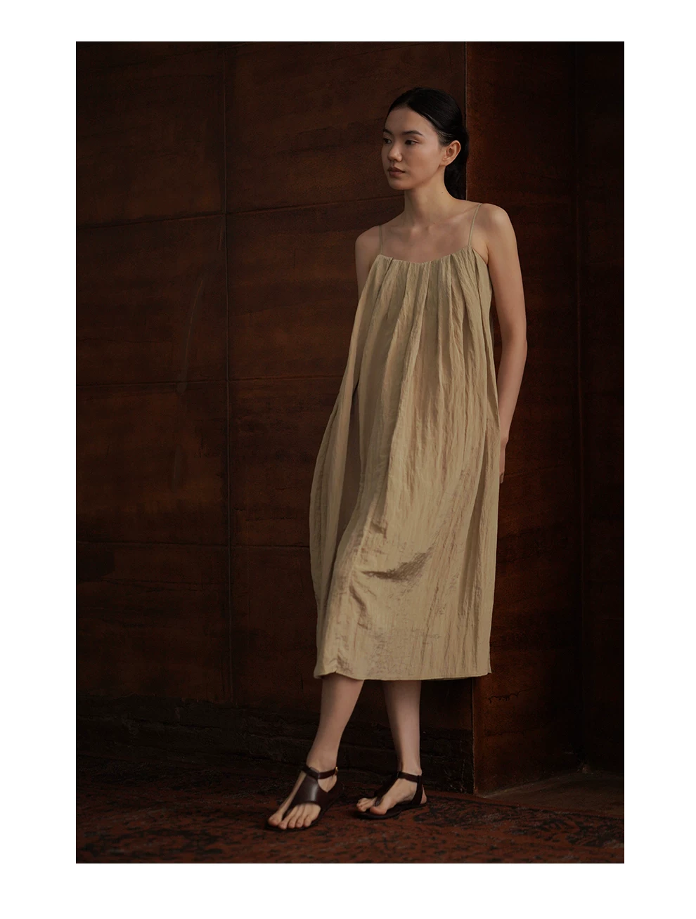 枯葉蝴蝶高訂壓皺工藝肌理感寬鬆A字顯瘦飄逸吊帶洋裝,枯葉蝴蝶高訂壓皺工藝肌理感寬鬆A字顯瘦飄逸吊帶洋裝,HBFS7046,枯葉蝴蝶高訂壓皺工藝肌理感寬鬆A字顯瘦飄逸吊帶洋裝,壓皺紋理,調節肩帶