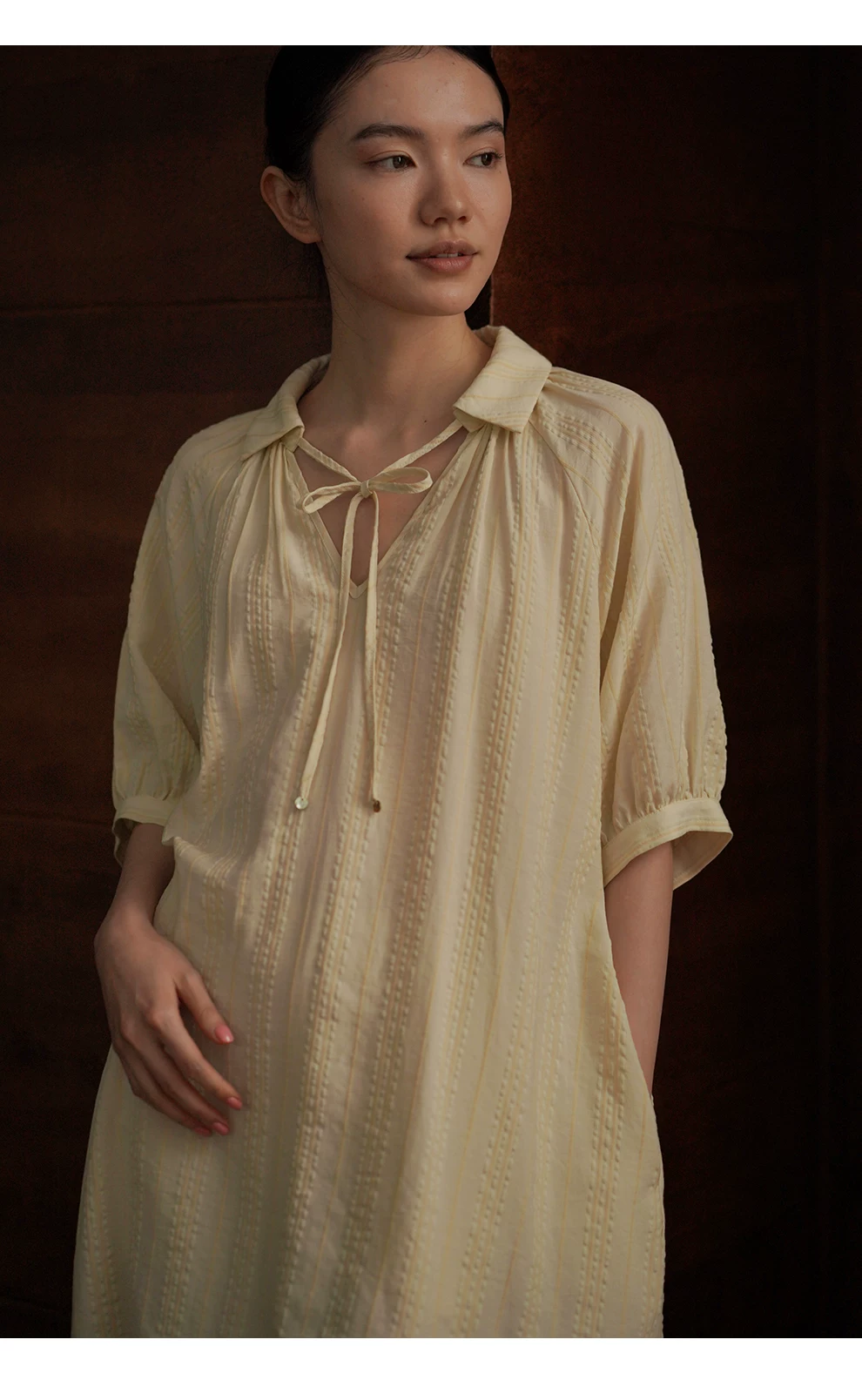 透氣親膚立體泡泡肌理細條紋寬鬆繫帶V領直筒顯瘦洋裝,透氣親膚立體泡泡肌理細條紋寬鬆繫帶V領直筒顯瘦洋裝,HBFS7050,透氣親膚立體泡泡肌理細條紋寬鬆繫帶V領直筒顯瘦洋裝,泡泡紋理,版型修飾