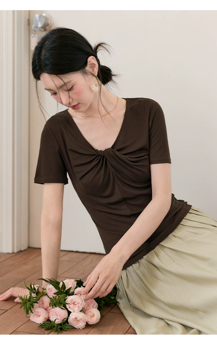 大尺碼正肩短袖氣質巨好看咖色T恤女2026新款夏裝扭結V領上衣,大尺碼正肩短袖氣質巨好看咖色T恤女2026新款夏裝扭結V領上衣,HBFS1177,大尺碼正肩短袖氣質巨好看咖色T恤女2026新款夏裝扭結V領上衣,扭結V領,修身版型