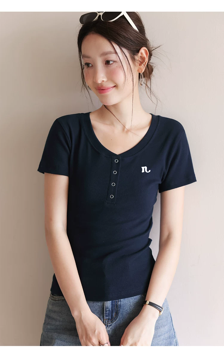 大尺碼亨利領短袖T恤女2026新款夏季穿搭胖mm顯瘦正肩上衣女,大尺碼亨利領短袖T恤女2026新款夏季穿搭胖mm顯瘦正肩上衣女,HBFS1180,大尺碼亨利領短袖T恤女2026新款夏季穿搭胖mm顯瘦正肩上衣女,半開排扣,字母刺繡
