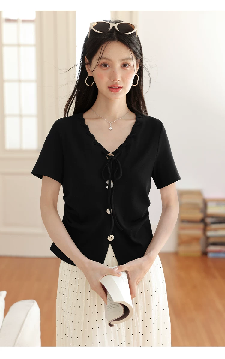 微胖大尺碼正肩黑色短袖T恤女2026新款夏季設計感繫帶v領上衣,微胖大尺碼正肩黑色短袖T恤女2026新款夏季設計感繫帶v領上衣,HBFS1200,微胖大尺碼正肩黑色短袖T恤女2026新款夏季設計感繫帶v領上衣,V領繫繩,修身顯瘦