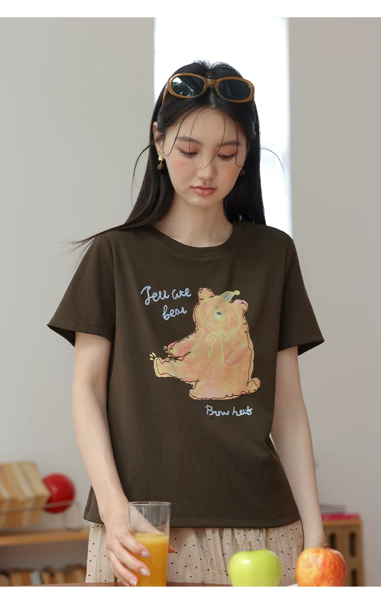 大尺碼夏日短袖T恤女2026新款咖啡色小熊印花巨好看減齡上衣,大尺碼夏日短袖T恤女2026新款咖啡色小熊印花巨好看減齡上衣,HBFS1300,大尺碼夏日短袖T恤女2026新款咖啡色小熊印花巨好看減齡上衣,中大尺碼,童趣印花
