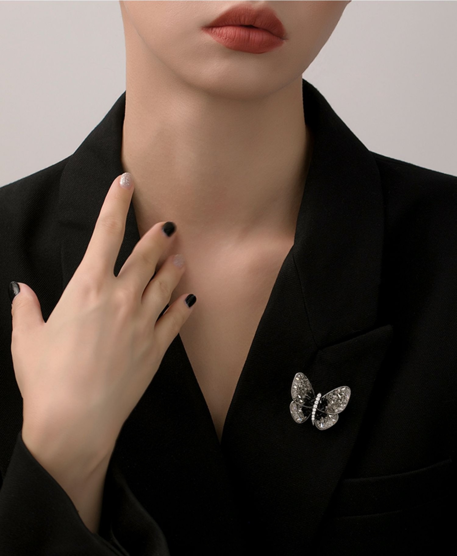 破繭成蝶歐水晶蝴蝶胸針女高級黑色設計秋冬新款西裝大衣別針扣