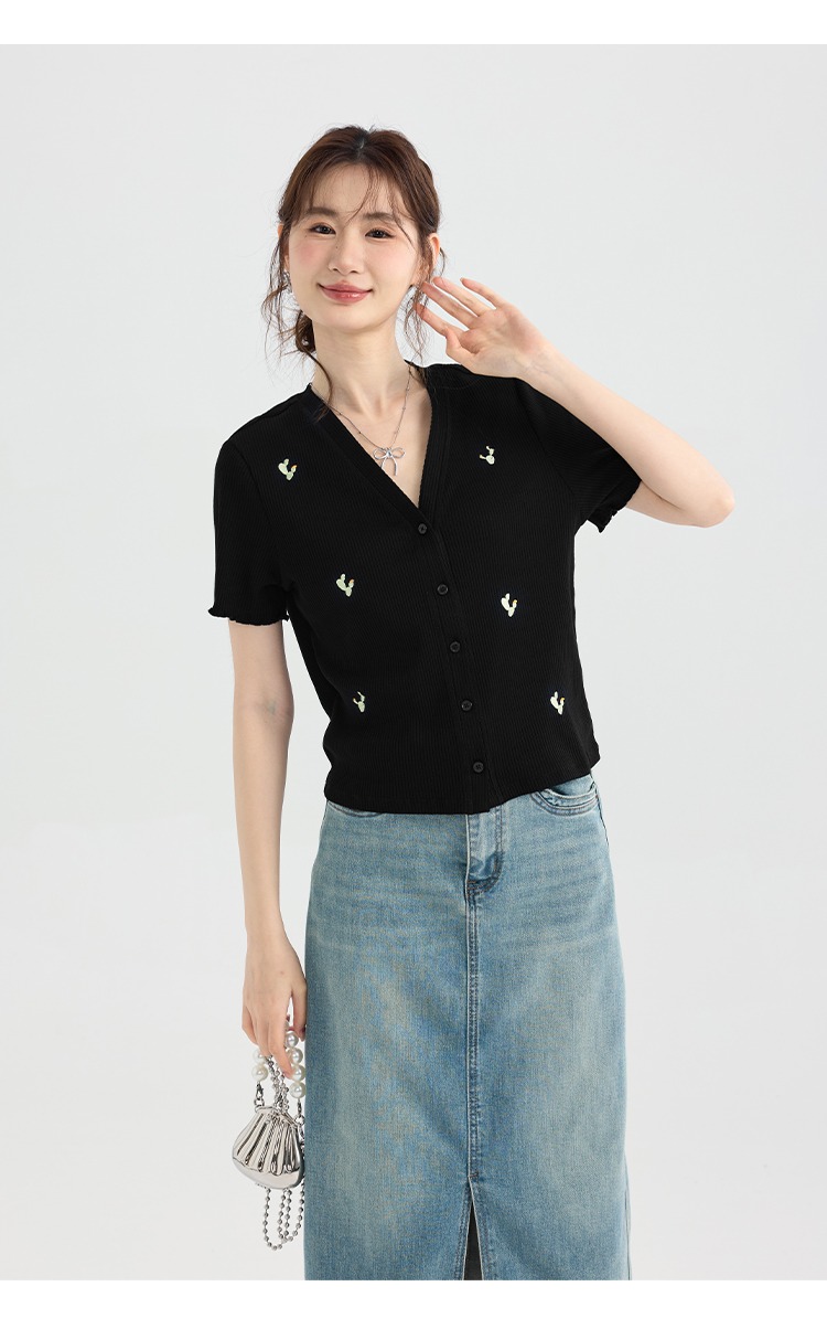 大尺碼黑色V領T卹女新品夏季短袖設計感小眾法式刺繡上衣