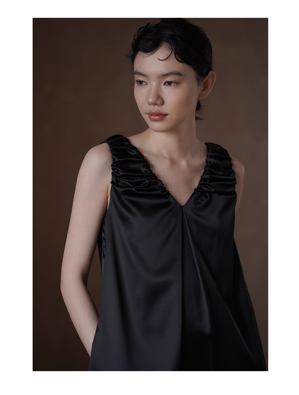 貴氣質感緞面簡約法式V領洋裝手工扭褶肩帶寬鬆背心裙