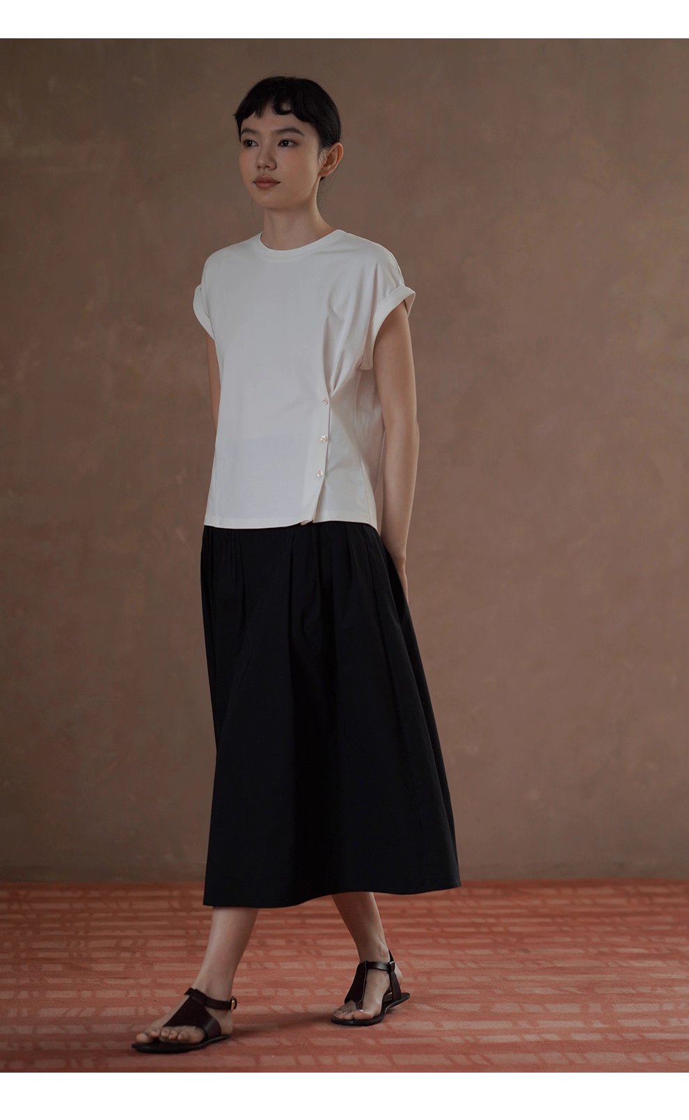 建構感白T恤側邊收腰羈扣設計修身圓領折邊短袖通勤上衣