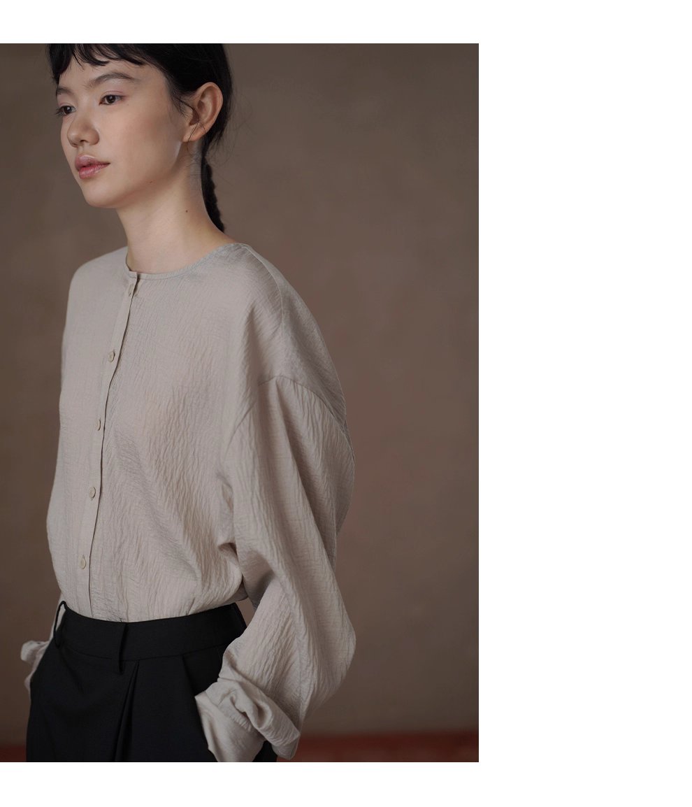 白櫻裊裊微亮光澤肌理感寬鬆顯瘦圓領通勤簡約長袖襯衫