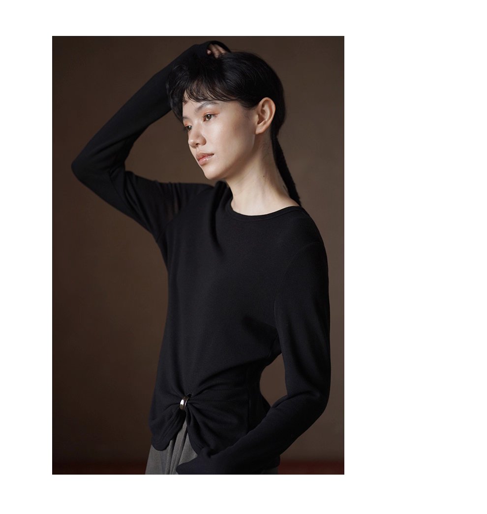 先鋒極簡感金屬扣蝴蝶結下擺圓領彈性基礎長袖內搭T恤女