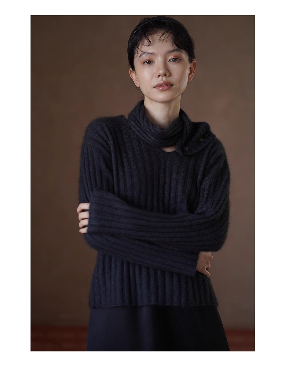 慵懶濾鏡兔毛羊毛混紡粗坑條可拆卸圍巾V領紐扣針織上衣