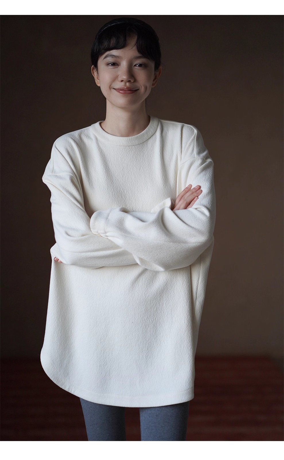 弧形開叉下擺寬鬆肌理感圓領慵懶感加厚顯瘦內搭白T上衣,弧形開叉下擺寬鬆肌理感圓領慵懶感加厚顯瘦內搭白T上衣,HBEW1131,弧形開叉下擺寬鬆肌理感圓領慵懶感加厚顯瘦內搭白T上衣,後領鈕扣,肌理感面料