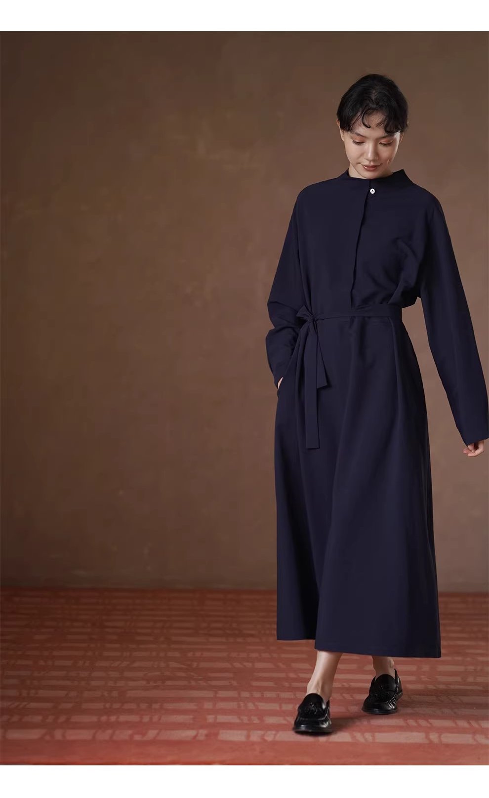 通勤氛圍垂順不易皺立領半開襟設計寬鬆直筒長洋裝,通勤氛圍垂順不易皺立領半開襟設計寬鬆直筒長洋裝,HBEW7058,通勤氛圍垂順不易皺立領半開襟設計寬鬆直筒長洋裝,立領單扣,腰間綁帶