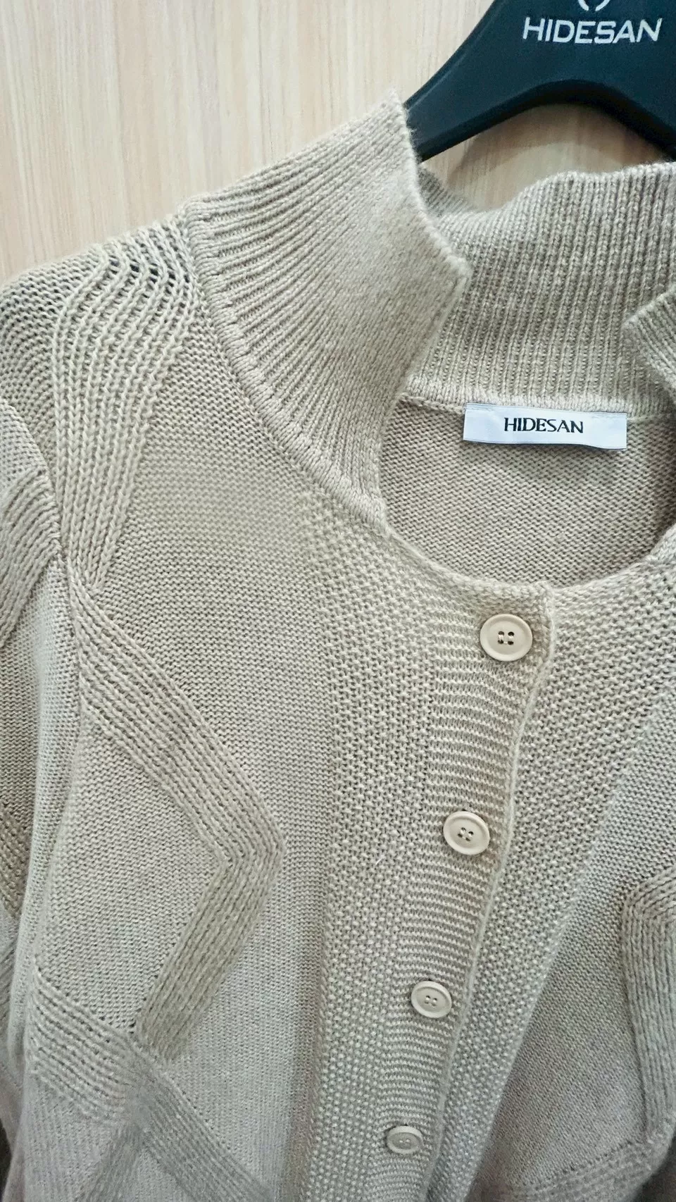 立領排扣菱格紋長款開衫針織外套,立領排扣菱格紋長款開衫針織外套,5W165019,立領排扣菱格紋長款開衫針織外套,排釦開衫,長款針織