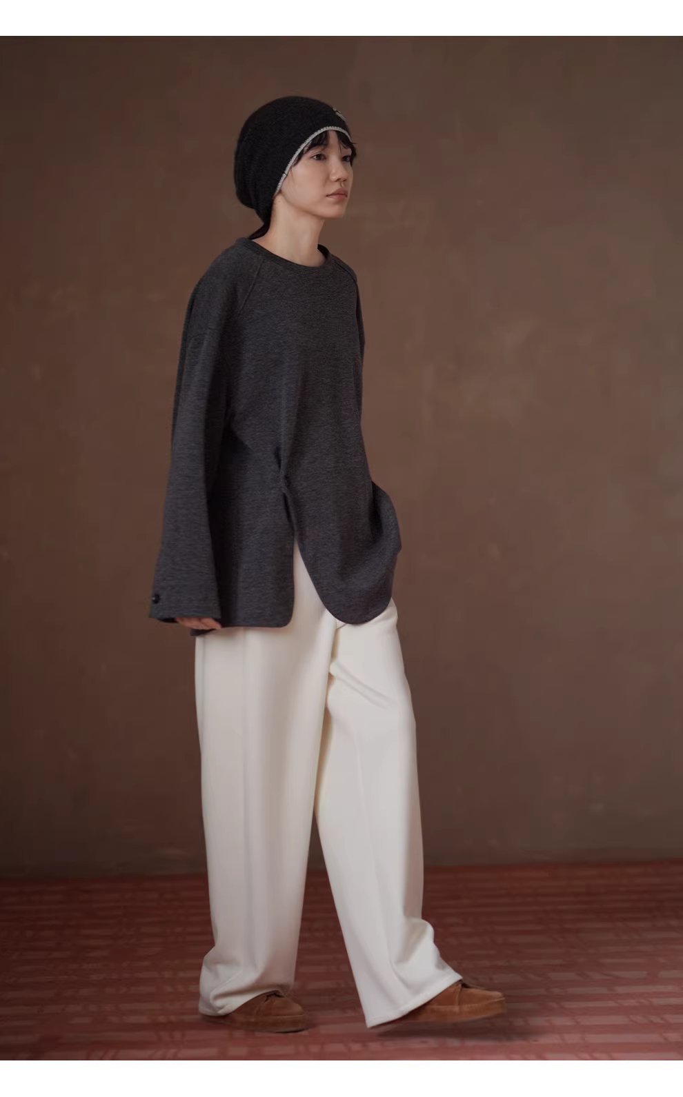 慵懶寬鬆毛感柔軟垂順薄呢圓領弧形下擺紐扣設計顯瘦T恤,慵懶寬鬆毛感柔軟垂順薄呢圓領弧形下擺紐扣設計顯瘦T恤,HBEW1141,慵懶寬鬆毛感柔軟垂順薄呢圓領弧形下擺紐扣設計顯瘦T恤,簡單有型,毛呢面料