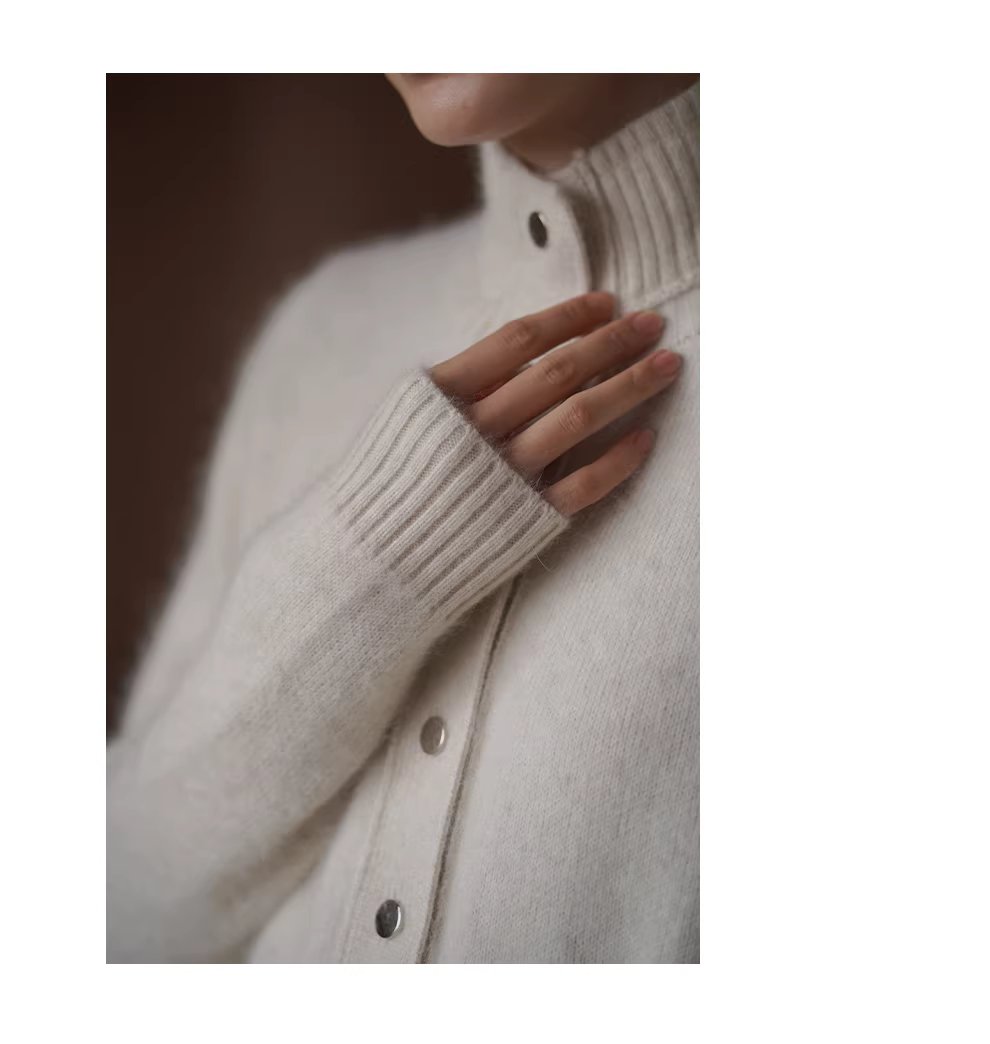 擁抱溫暖舒適輕盈蓬拉絨綿羊毛混紡立領保暖毛衣開襟衫女,擁抱溫暖舒適輕盈蓬拉絨綿羊毛混紡立領保暖毛衣開襟衫女,HBEW5110,擁抱溫暖舒適輕盈蓬拉絨綿羊毛混紡立領保暖毛衣開襟衫女,立領排扣,羊毛混紡