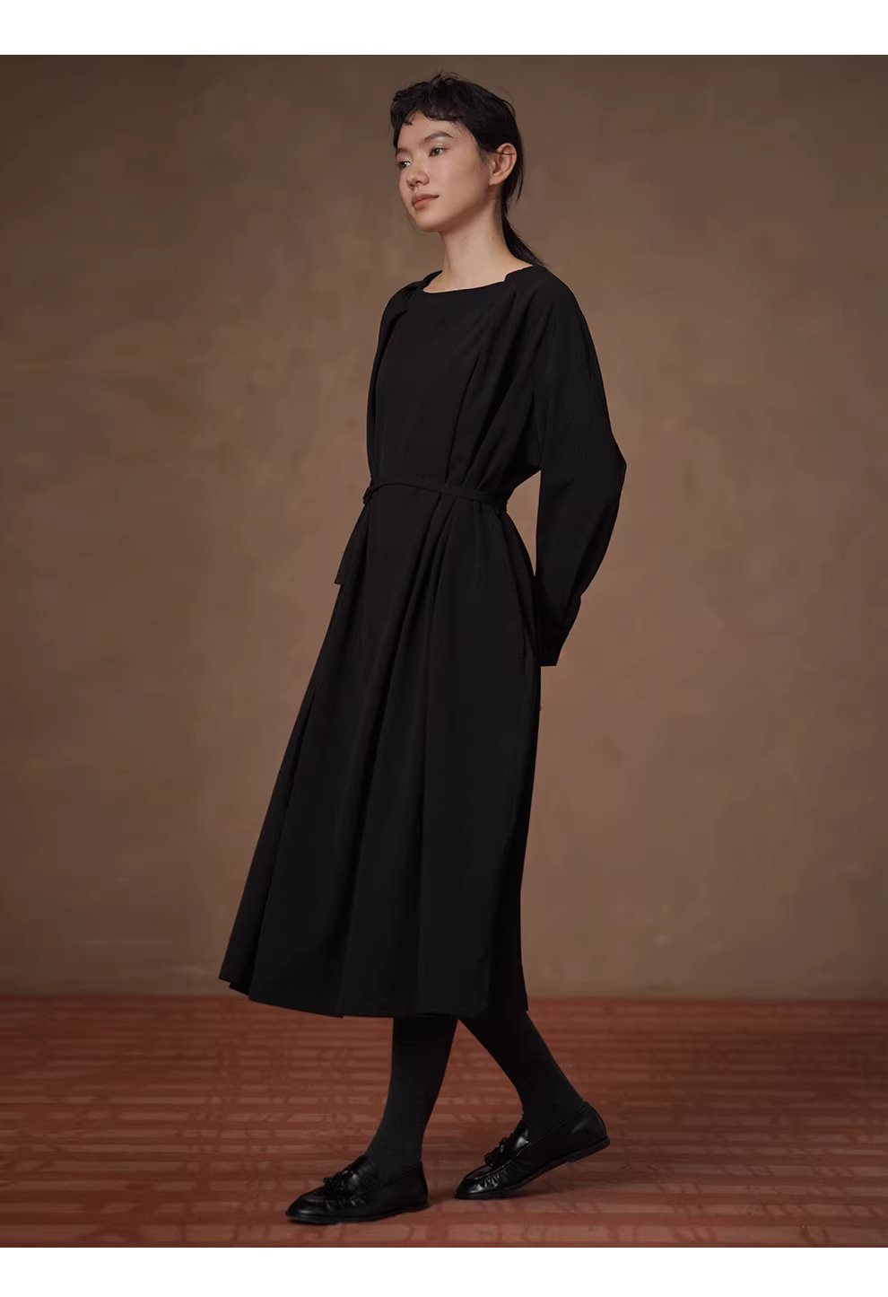 氣質且包容滿分通勤洋裝寬鬆精緻設計感顯瘦遮肉裙子,氣質且包容滿分通勤洋裝寬鬆精緻設計感顯瘦遮肉裙子,HBEW7065,氣質且包容滿分通勤洋裝寬鬆精緻設計感顯瘦遮肉裙子,壓褶細節,腰間綁繩