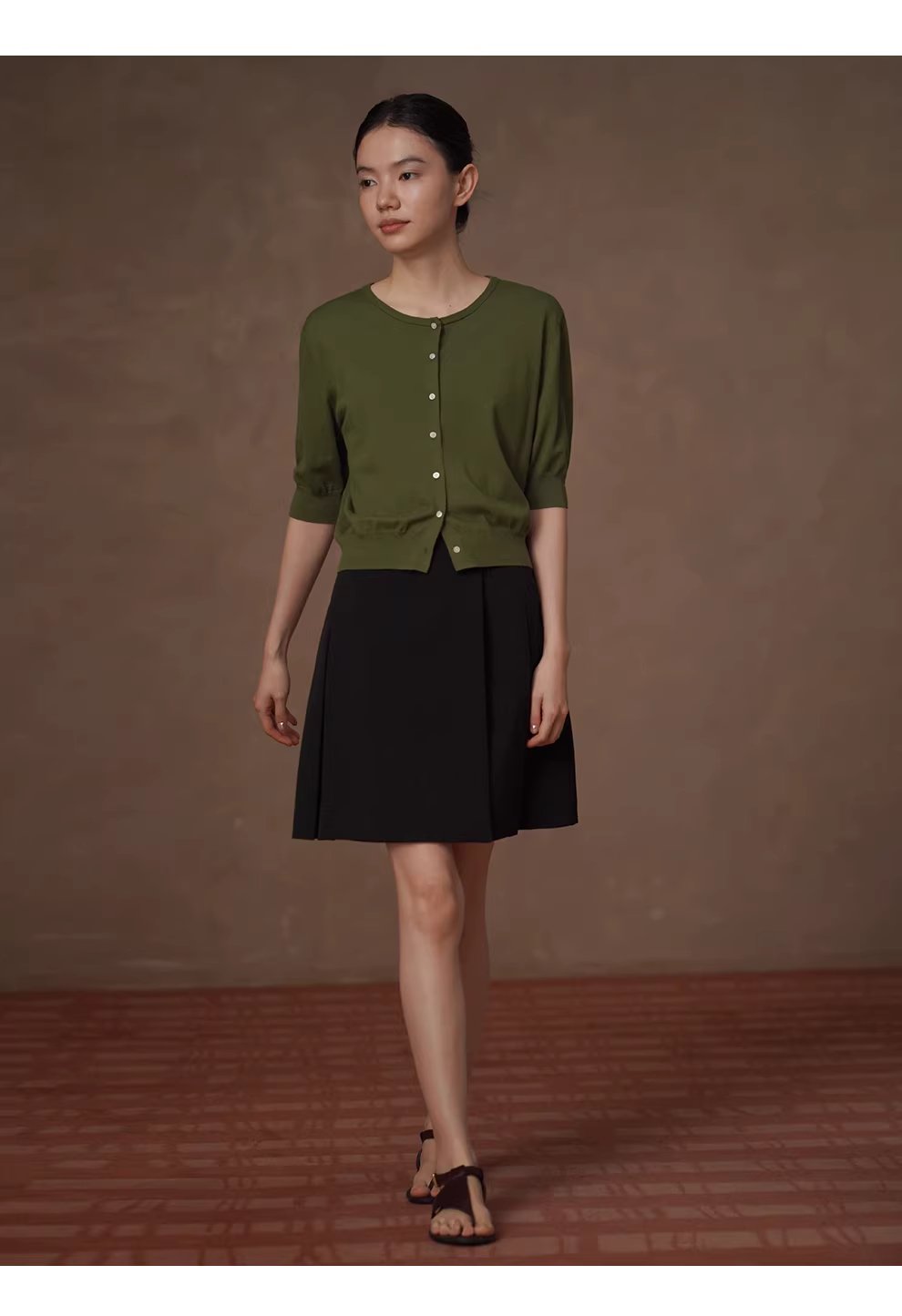 不對稱工字褶設計A字微傘版型皮袢高腰顯瘦學院半身裙女,不對稱工字褶設計A字微傘版型皮袢高腰顯瘦學院半身裙女,HBFS2003,不對稱工字褶設計A字微傘版型皮袢高腰顯瘦學院半身裙女,工字褶設計,皮扣造型