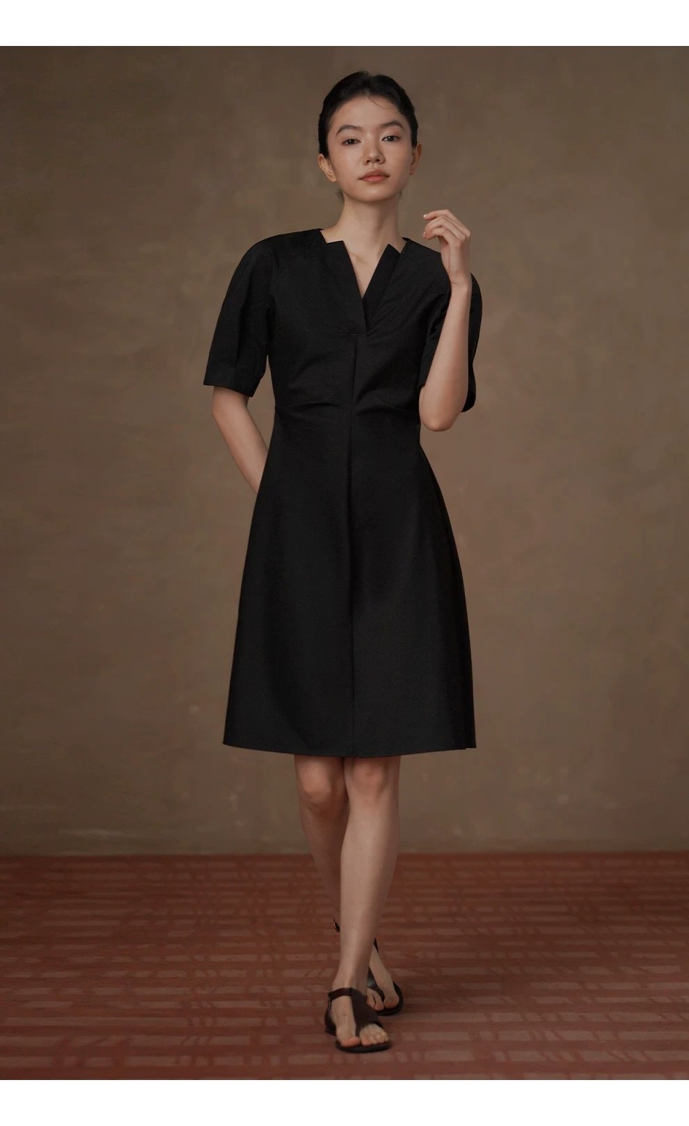 極簡廓形收腰剪裁寬鬆羊腿袖通勤短款顯瘦小個子洋裝,極簡廓形收腰剪裁寬鬆羊腿袖通勤短款顯瘦小個子洋裝,HBFS7012,極簡廓形收腰剪裁寬鬆羊腿袖通勤短款顯瘦小個子洋裝,微光質感,V領優雅