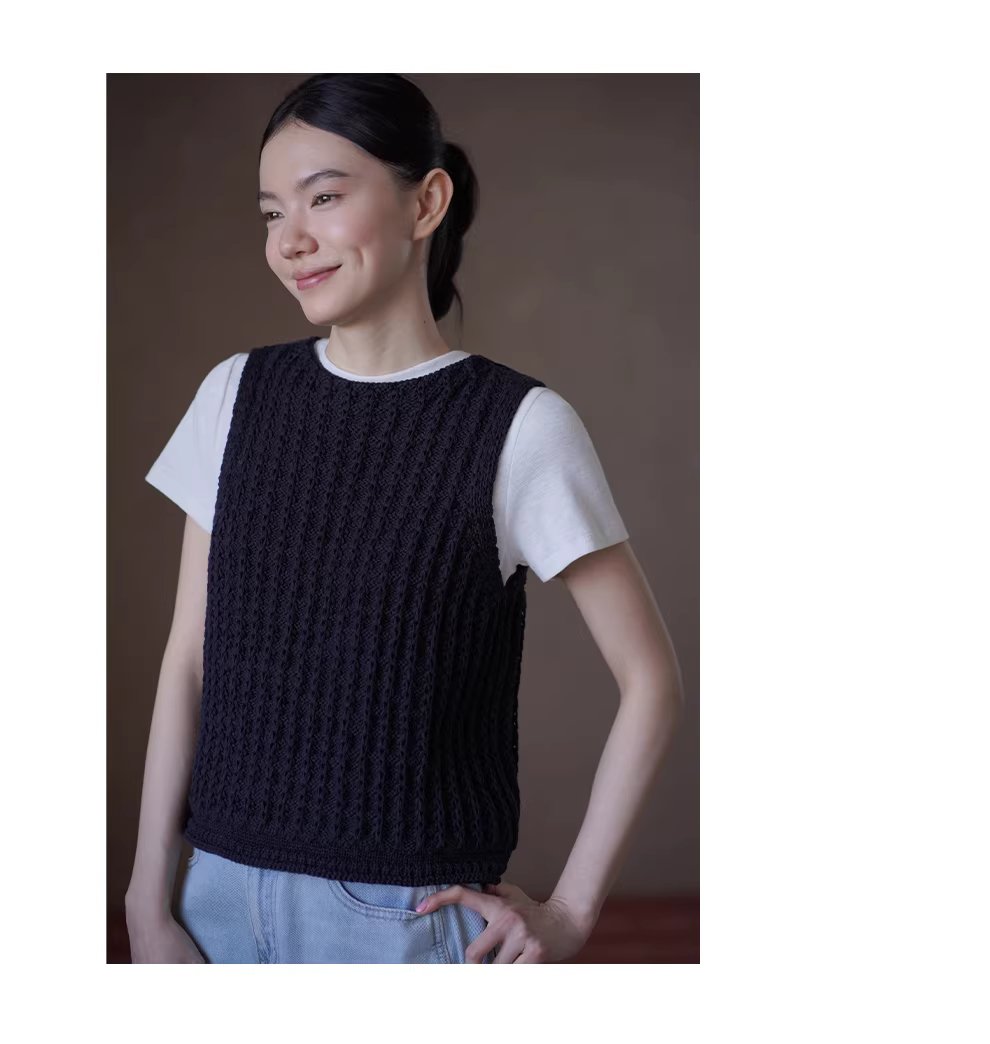 哥德肌理重工垂直絞花針織工藝半高領顯瘦無袖針織背心,哥德肌理重工垂直絞花針織工藝半高領顯瘦無袖針織背心,HBFS1045,哥德肌理重工垂直絞花針織工藝半高領顯瘦無袖針織背心,版型舒適,立體紋理