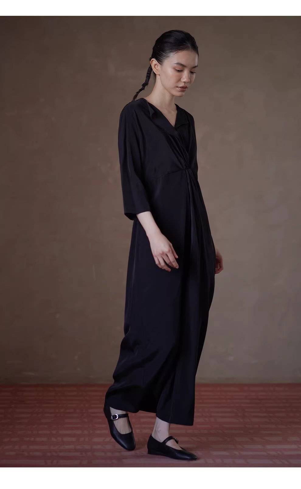 垂軟靈動藝術氛圍顯瘦遮肉扭結收腰V領長通勤洋裝女,垂軟靈動藝術氛圍顯瘦遮肉扭結收腰V領長通勤洋裝女,HBFS7040,垂軟靈動藝術氛圍顯瘦遮肉扭結收腰V領長通勤洋裝女,啞光高級,腰部褶皺