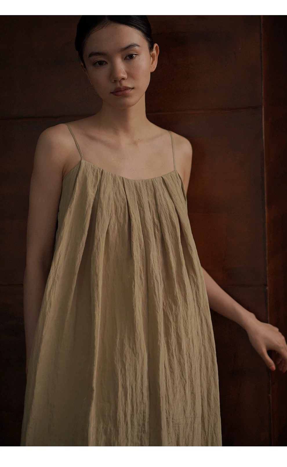 枯葉蝴蝶高訂壓皺工藝肌理感寬鬆A字顯瘦飄逸吊帶洋裝,枯葉蝴蝶高訂壓皺工藝肌理感寬鬆A字顯瘦飄逸吊帶洋裝,HBFS7046,枯葉蝴蝶高訂壓皺工藝肌理感寬鬆A字顯瘦飄逸吊帶洋裝,壓皺紋理,調節肩帶