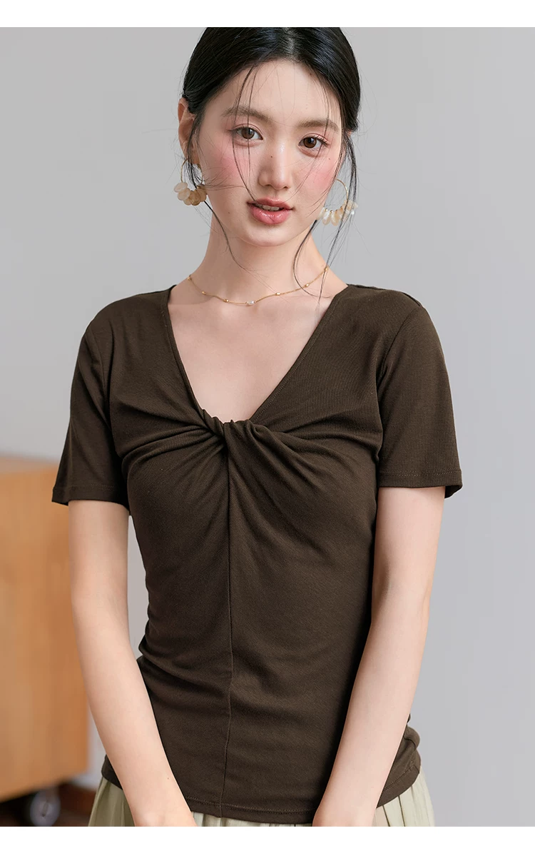 大尺碼正肩短袖氣質巨好看咖色T恤女2026新款夏裝扭結V領上衣,大尺碼正肩短袖氣質巨好看咖色T恤女2026新款夏裝扭結V領上衣,HBFS1177,大尺碼正肩短袖氣質巨好看咖色T恤女2026新款夏裝扭結V領上衣,扭結V領,修身版型