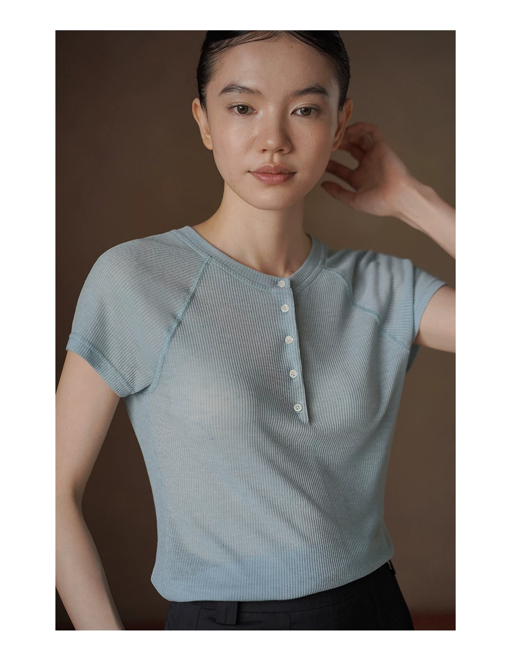 清爽夏日坑條肌理萊賽爾亞麻混紡插肩袖顯瘦圓領短袖T恤,清爽夏日坑條肌理萊賽爾亞麻混紡插肩袖顯瘦圓領短袖T恤,HBFS1404,清爽夏日坑條肌理萊賽爾亞麻混紡插肩袖顯瘦圓領短袖T恤,圓領排釦,剪裁修身