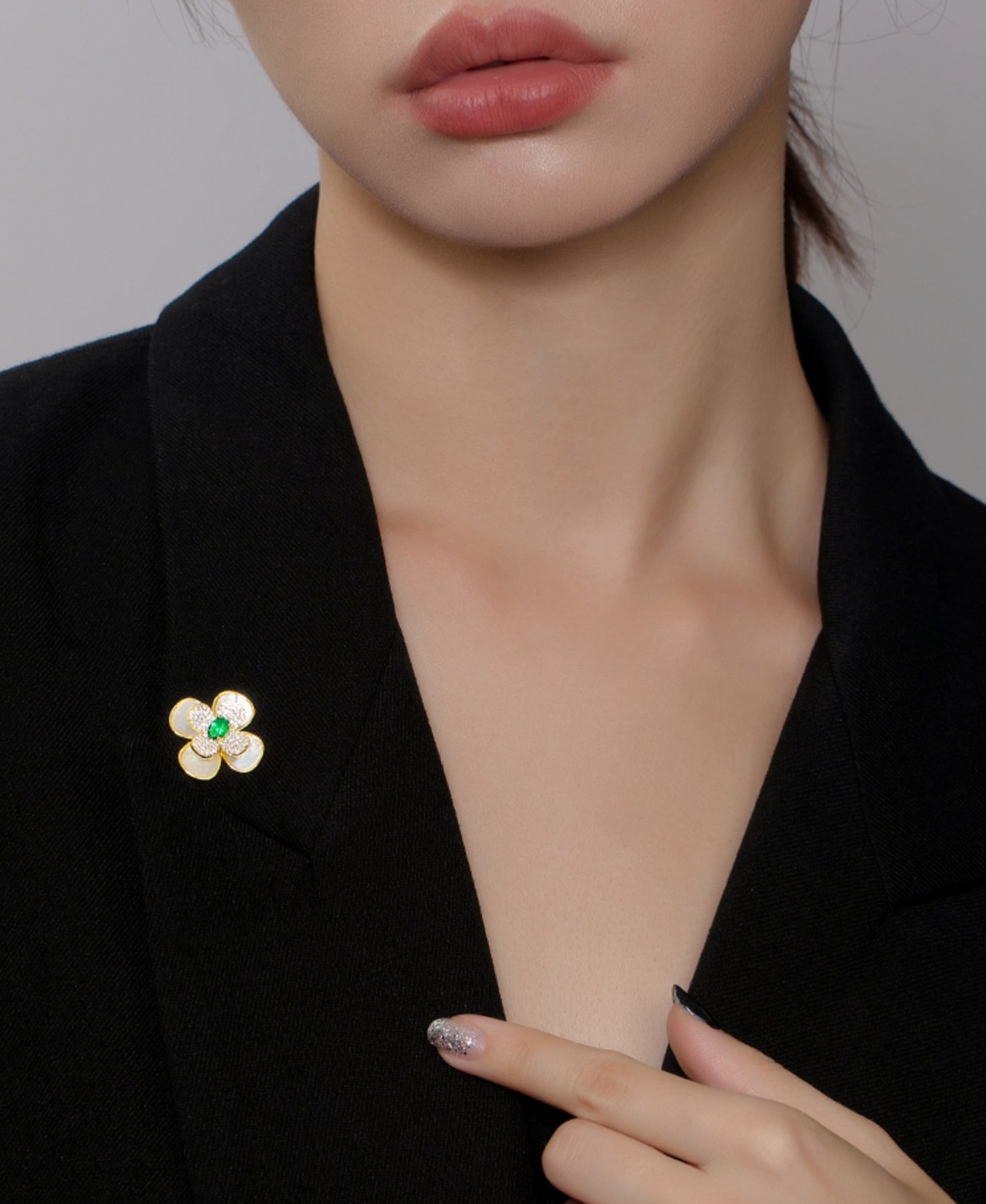 貝殼四葉祖母綠胸針女高級感設計輕奢氣質秋冬大衣別針西服配件