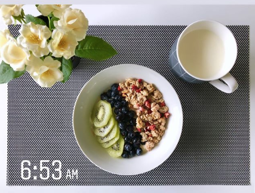 健康早餐甩油 水果優格+低脂牛奶