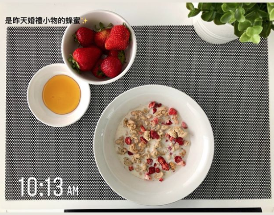 健康早餐甩油 燕麥粥+草莓配蜂蜜