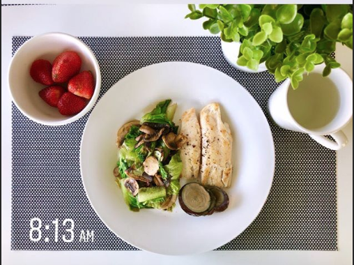 健康早餐甩油 雞胸肉+炒青菜+草莓