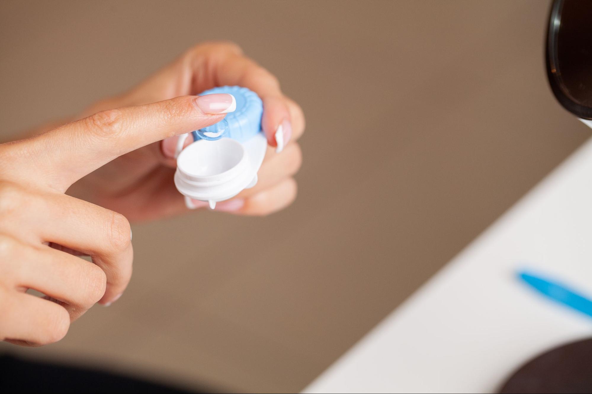 戴隱形眼鏡模糊怎麼辦？正確戴隱眼方式與清潔方式說明