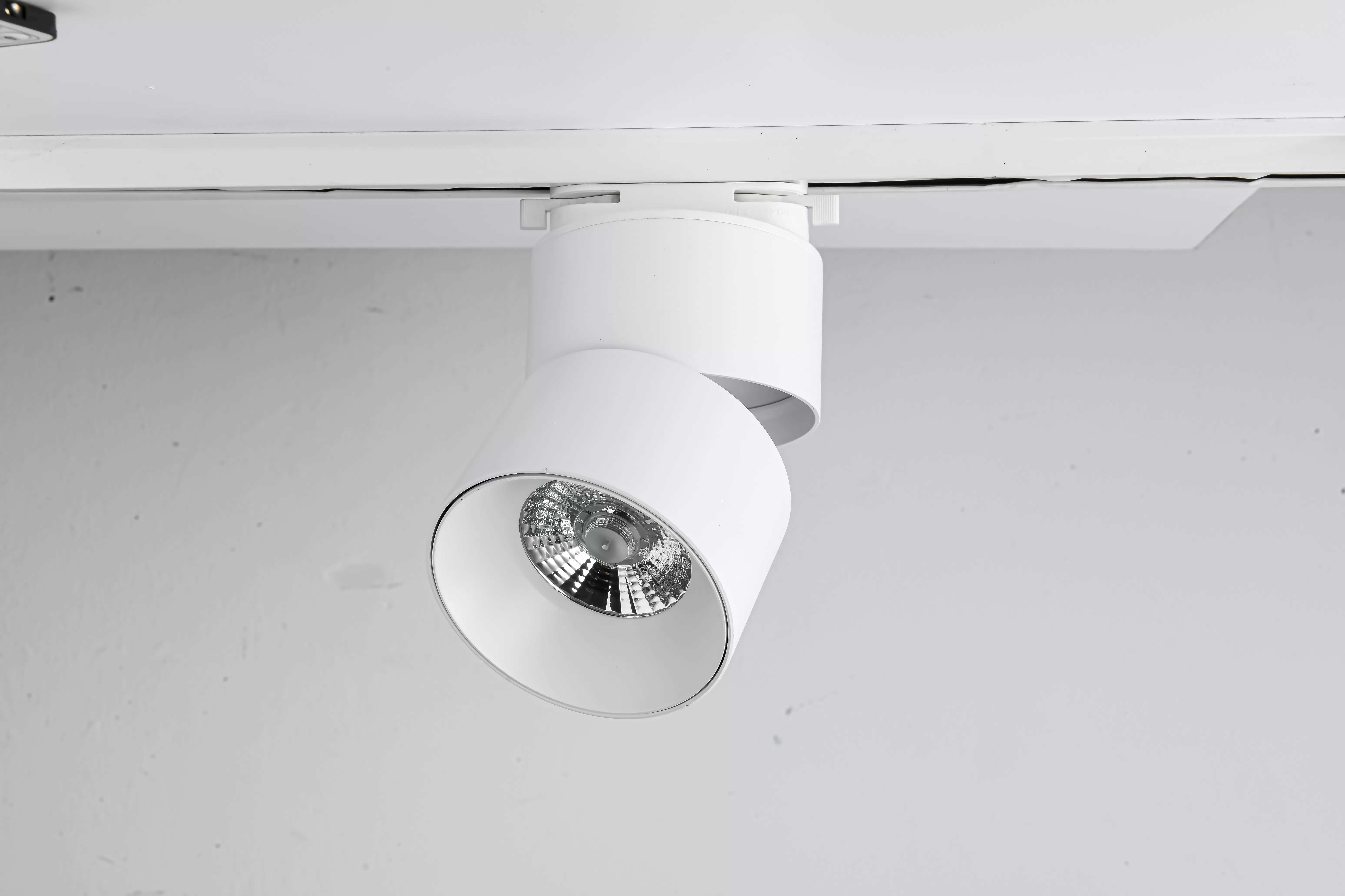 LED20W開合式圓型壓鑄軌道燈