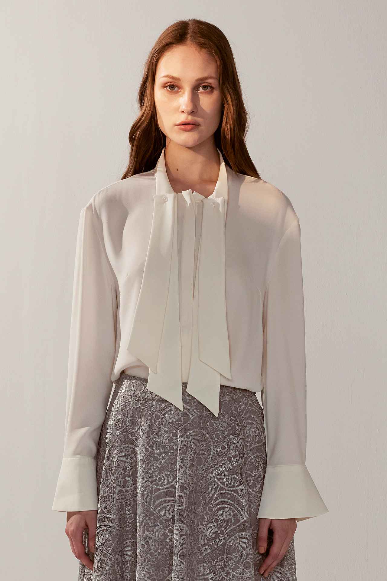 飄逸雙領帶喇叭袖素面白襯衫