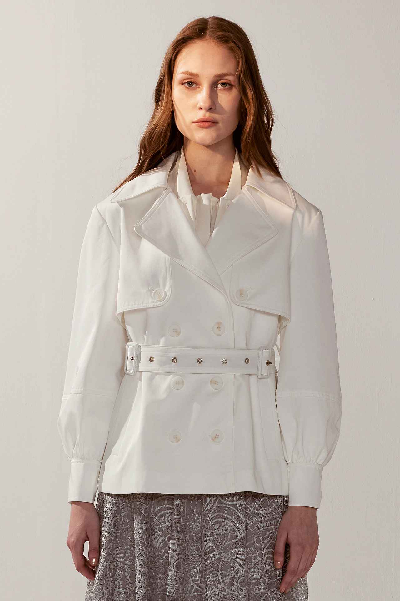 純白雙排釦翻領澎袖短版風衣外套(附腰帶)
