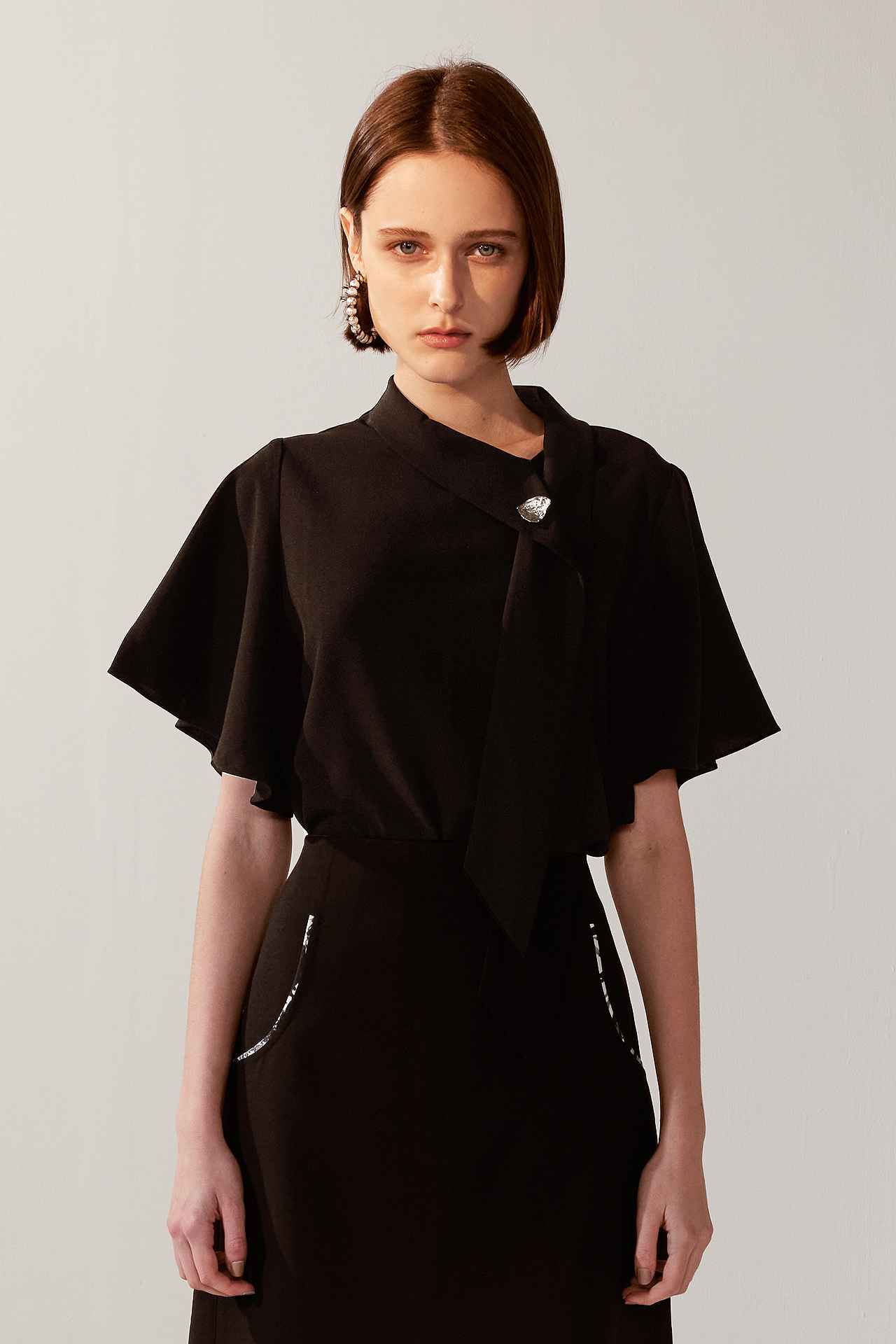 率性銀釦斜領荷葉袖領帶上衣