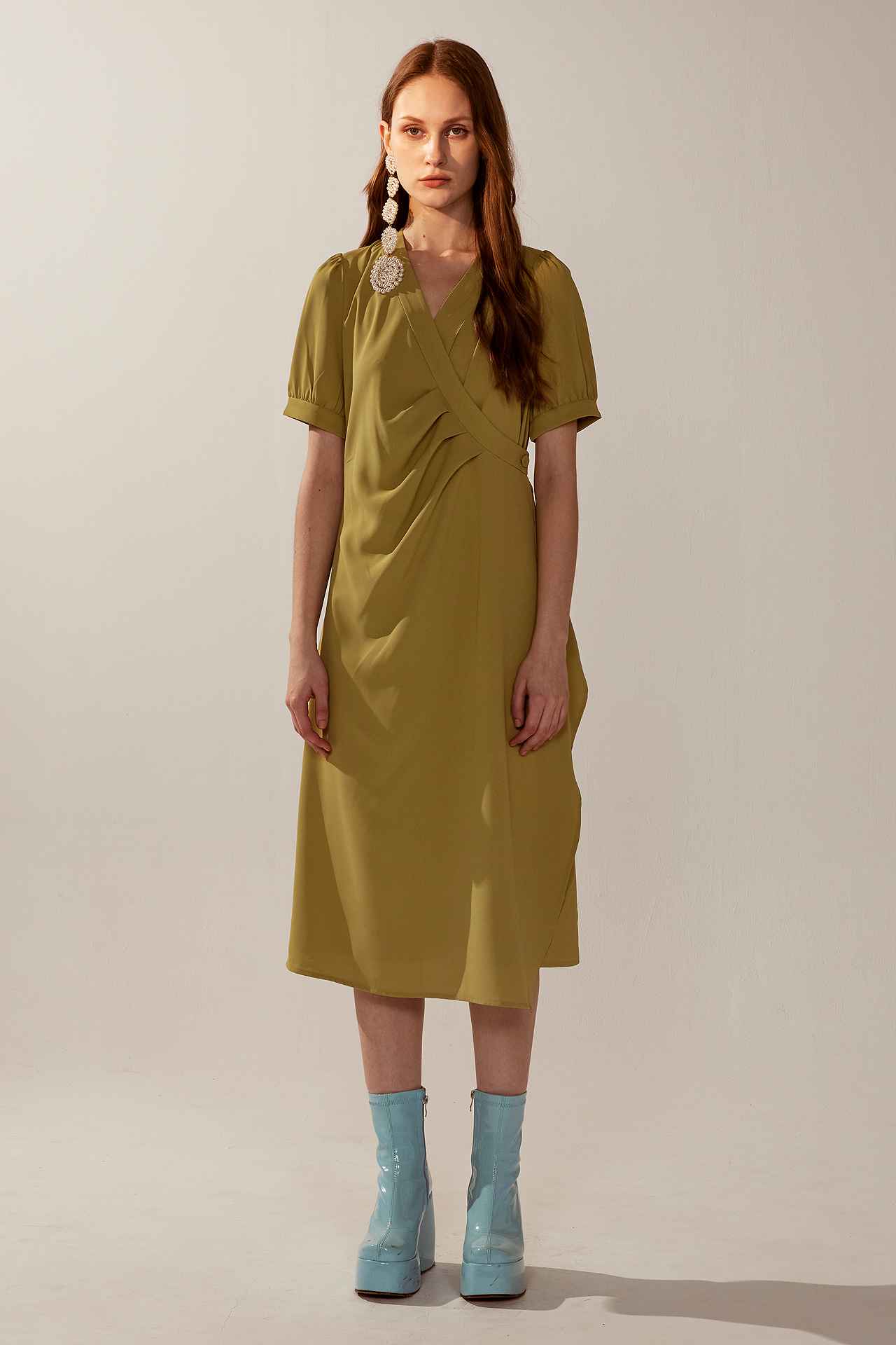 法式不規則V領垂墜感褶面短袖洋裝