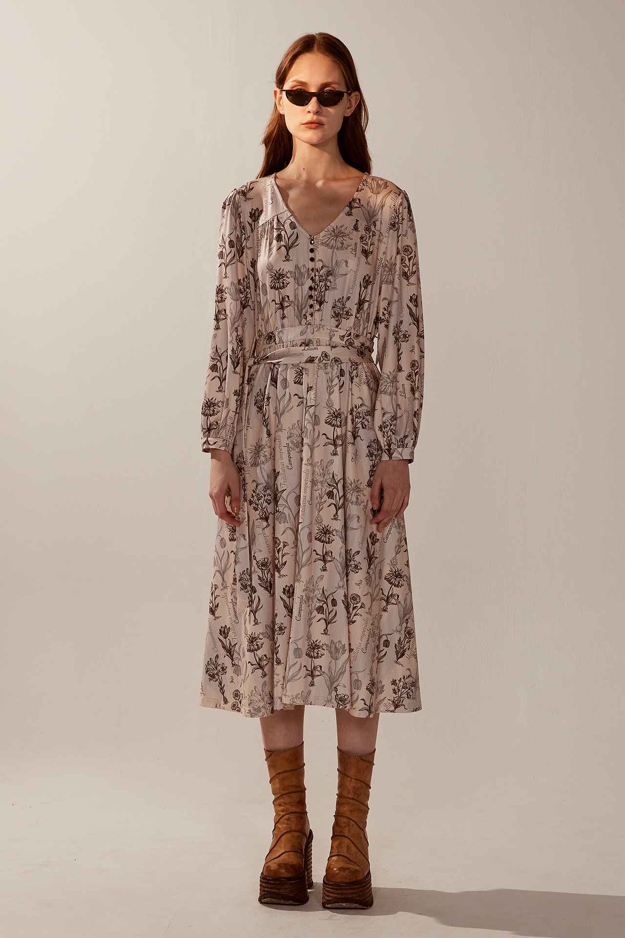 法式花朵字母印花V領洋裝(附腰帶)