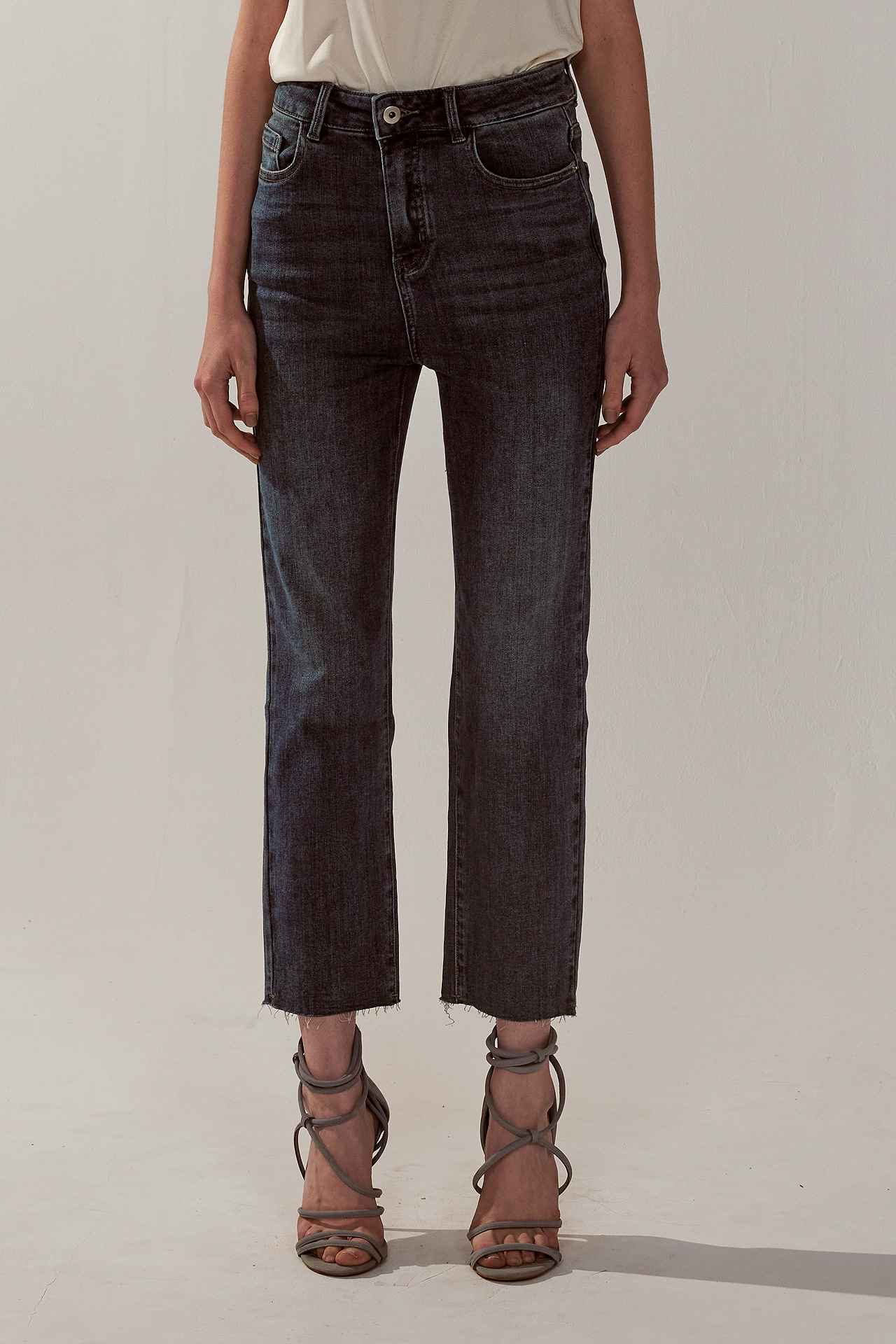 時髦不收邊直筒牛仔褲