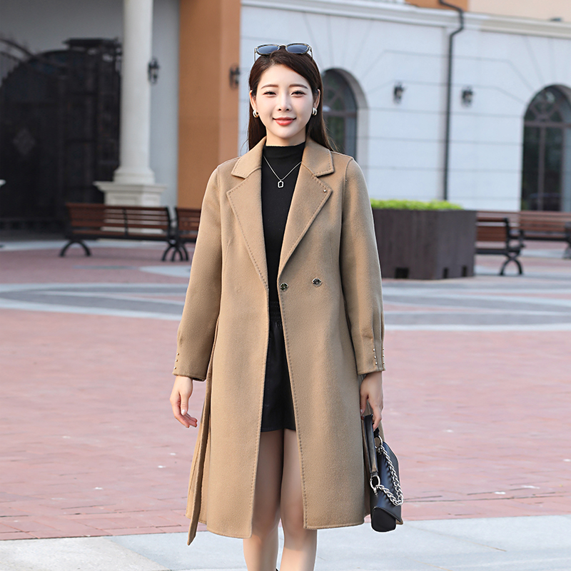 袖口釘鑽造型大衣