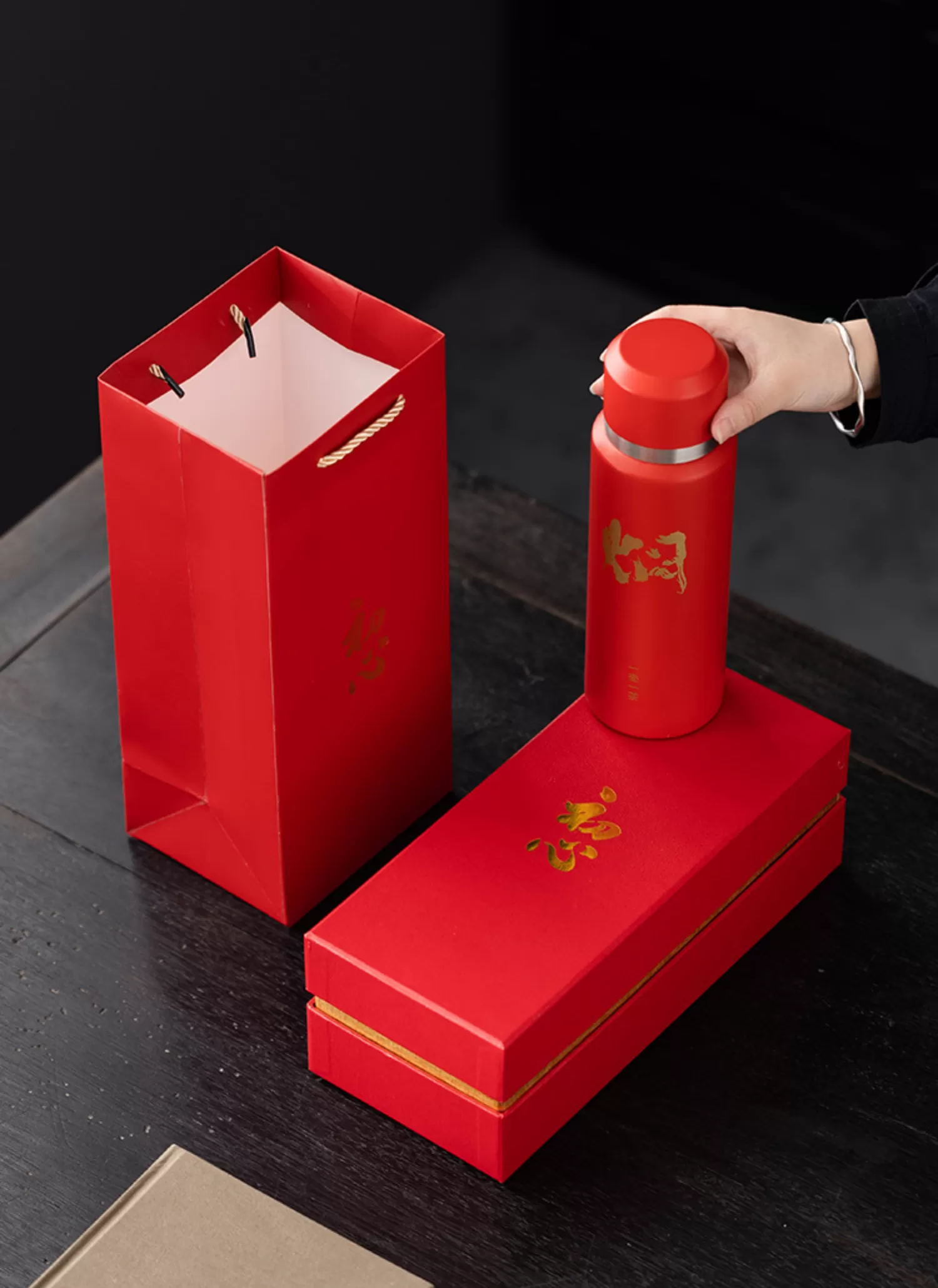 【客製化】2026馬年紅色保溫杯禮盒組｜企業禮贈品採購,實際價格以報價為主,U53340002,【客製化】2026馬年紅色保溫杯禮盒組｜企業禮贈品採購,商品皆有最低訂購量，請洽詢客服。,客製化禮贈品LINE詢問：@giftory