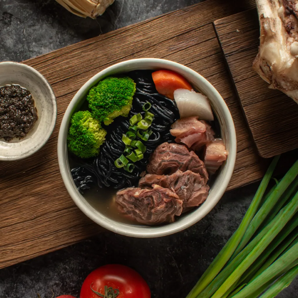 創鑫生機x自在食刻-黑松露牛肉竹炭蒟蒻麵
