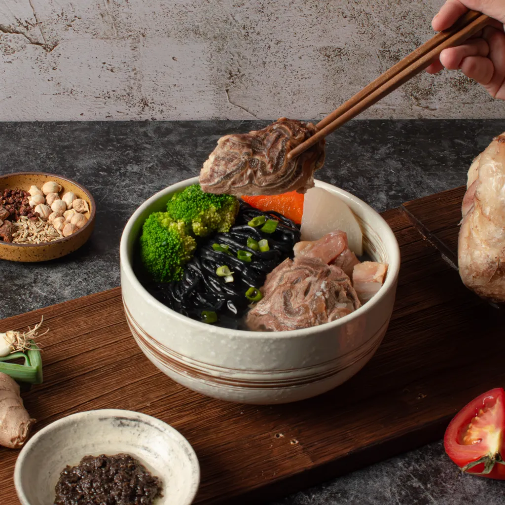 創鑫生機x自在食刻-黑・松露牛肉竹炭蒟蒻麵（3入組）