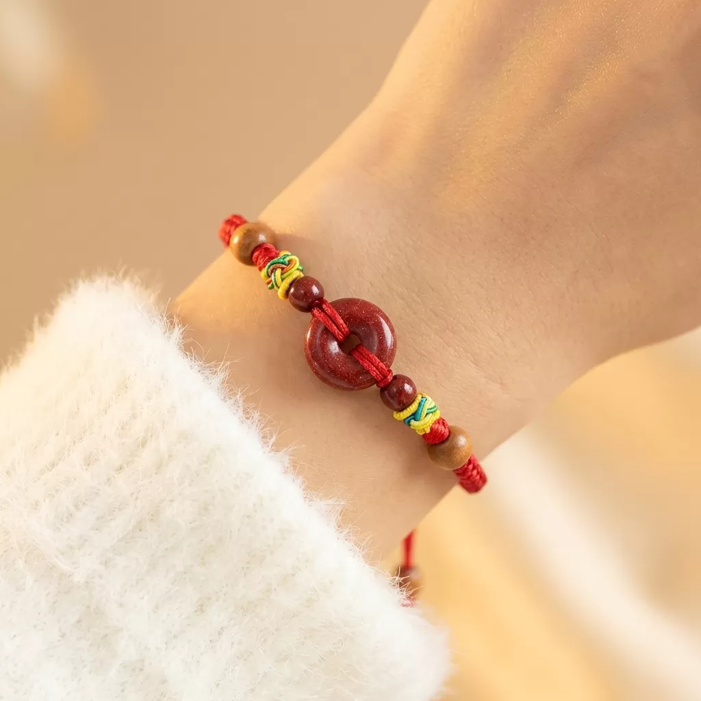 【赫本珠寶】硃砂平安扣紅繩手鍊｜桃木點綴・手工編繩