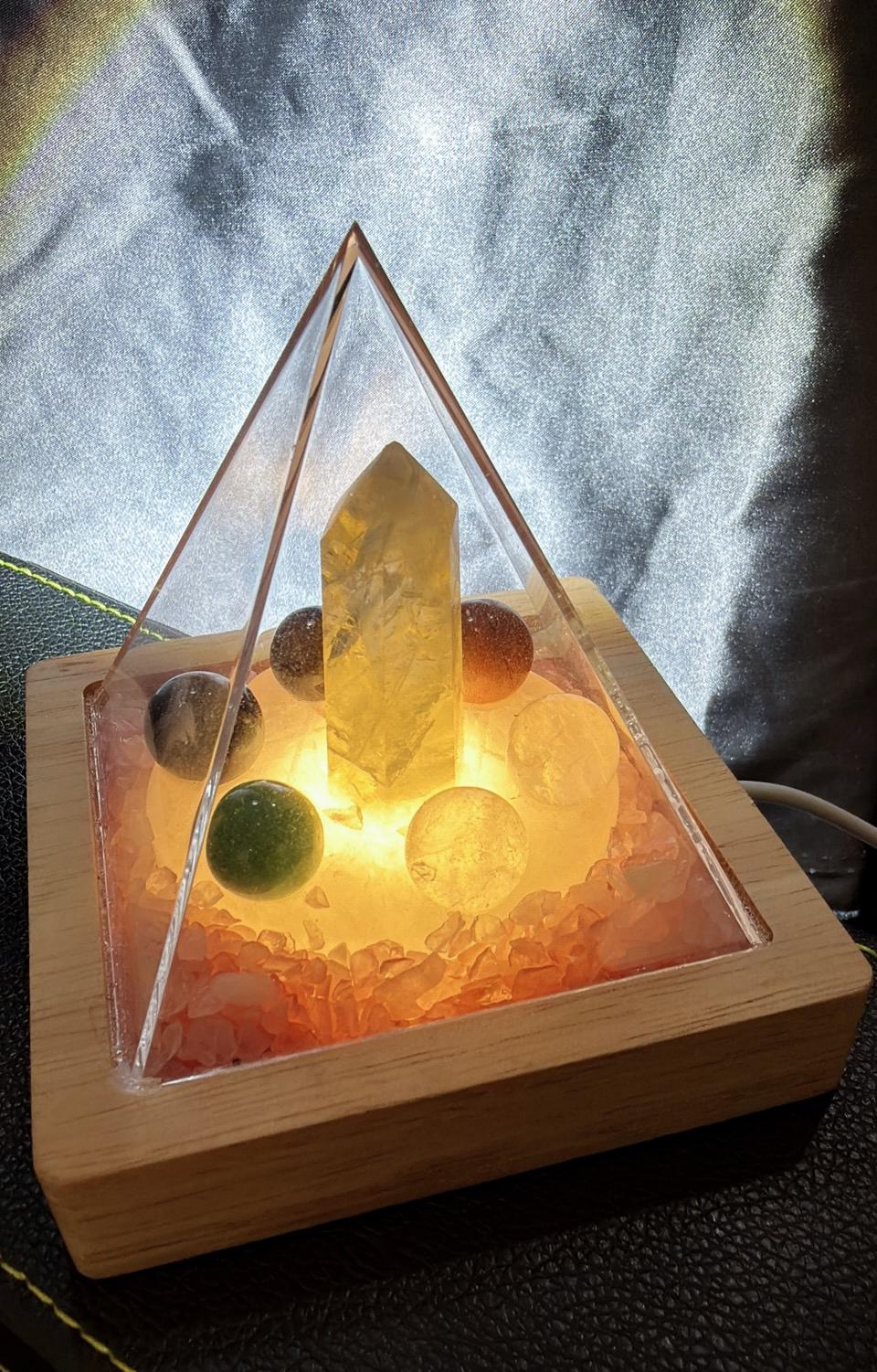 【赫本珠寶】 水晶能量金字塔擺件｜水晶柱核心・七星陣結構,居家美學,能量匯聚,天然水晶,冥想輔助,磁場穩定