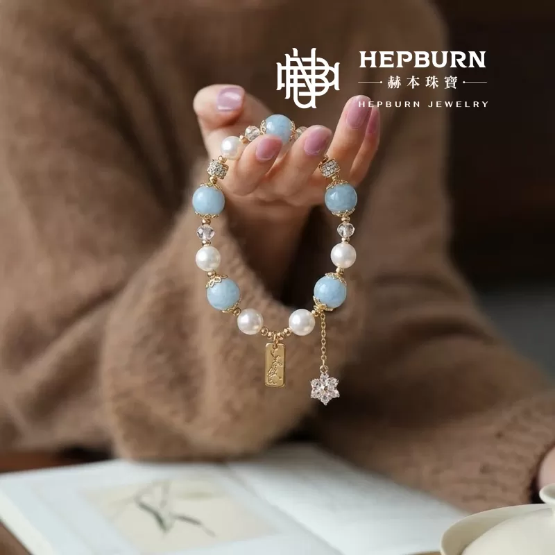 【赫本珠寶】設計款-海藍定心・海藍寶貝珠英文牌手鍊,喉輪平衡,氣質穿搭,療癒水晶,能量飾品,溫柔守護