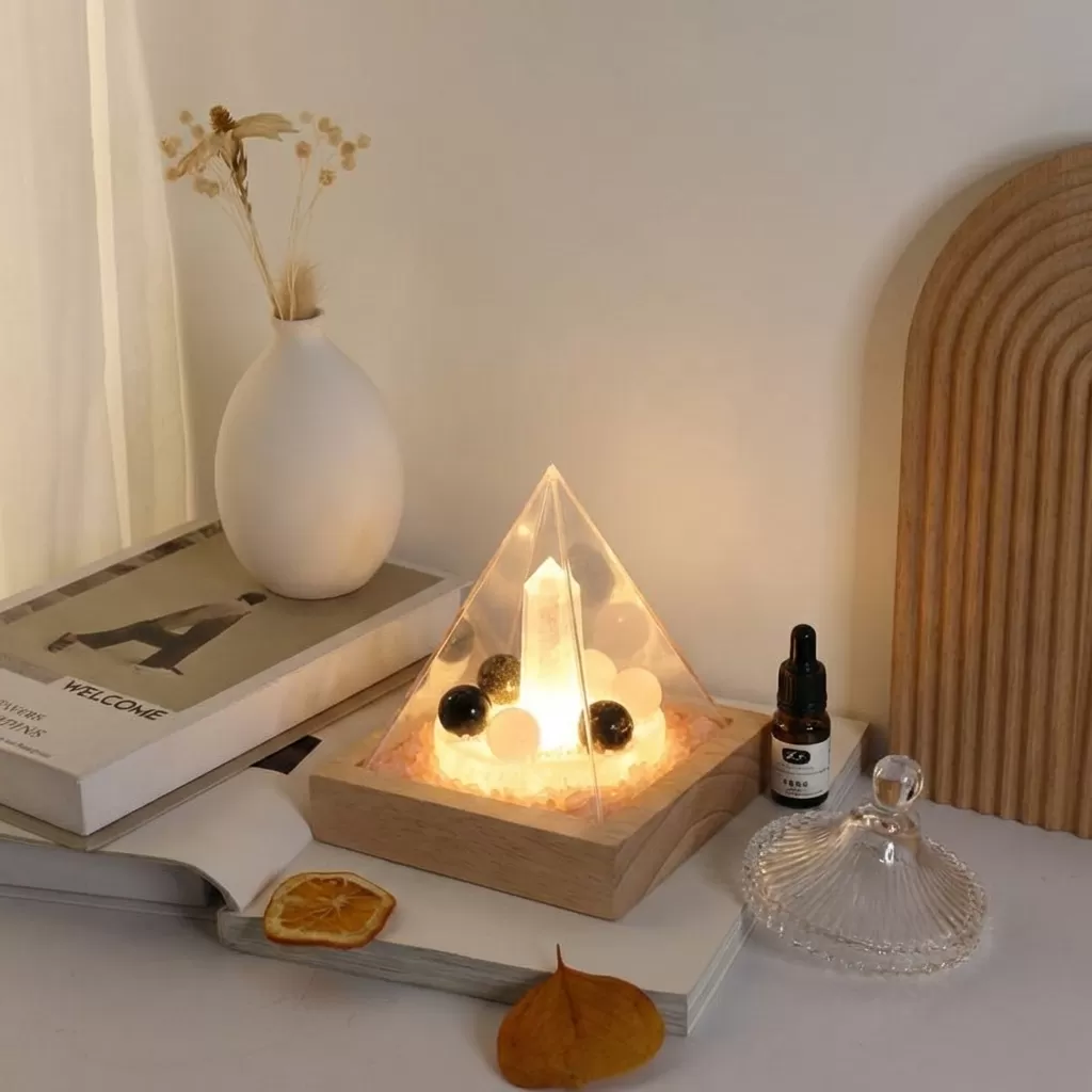 【赫本珠寶】 水晶能量金字塔擺件｜水晶柱核心・七星陣結構,居家美學,能量匯聚,天然水晶,冥想輔助,磁場穩定