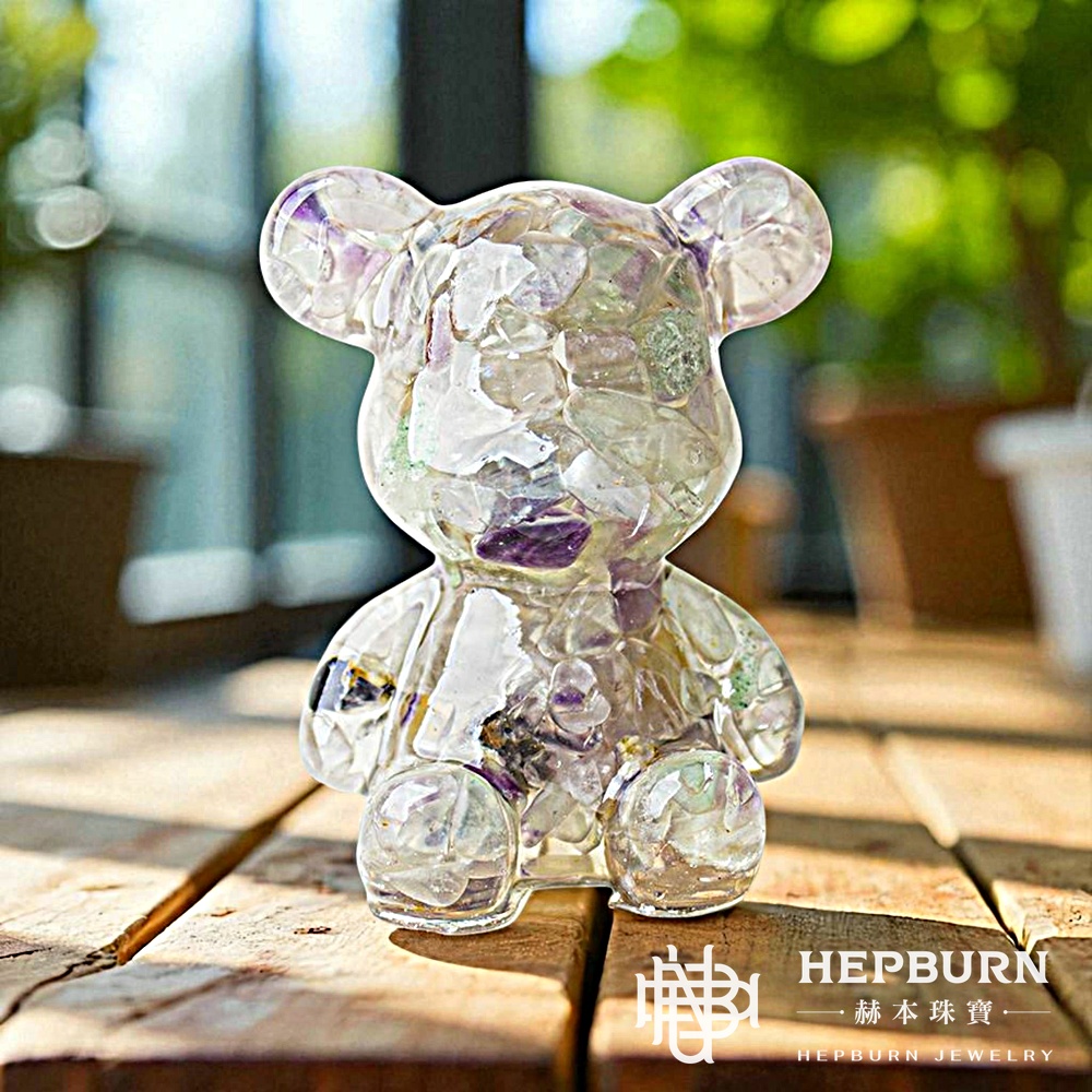 【赫本珠寶】奧剛水晶小碎石坐姿抱抱熊能量擺飾-(白)蛋白石｜10月生日石｜天蠍座,療癒擺件,正能量飾品,幸福手工藝,戀愛守護,靈性飾品