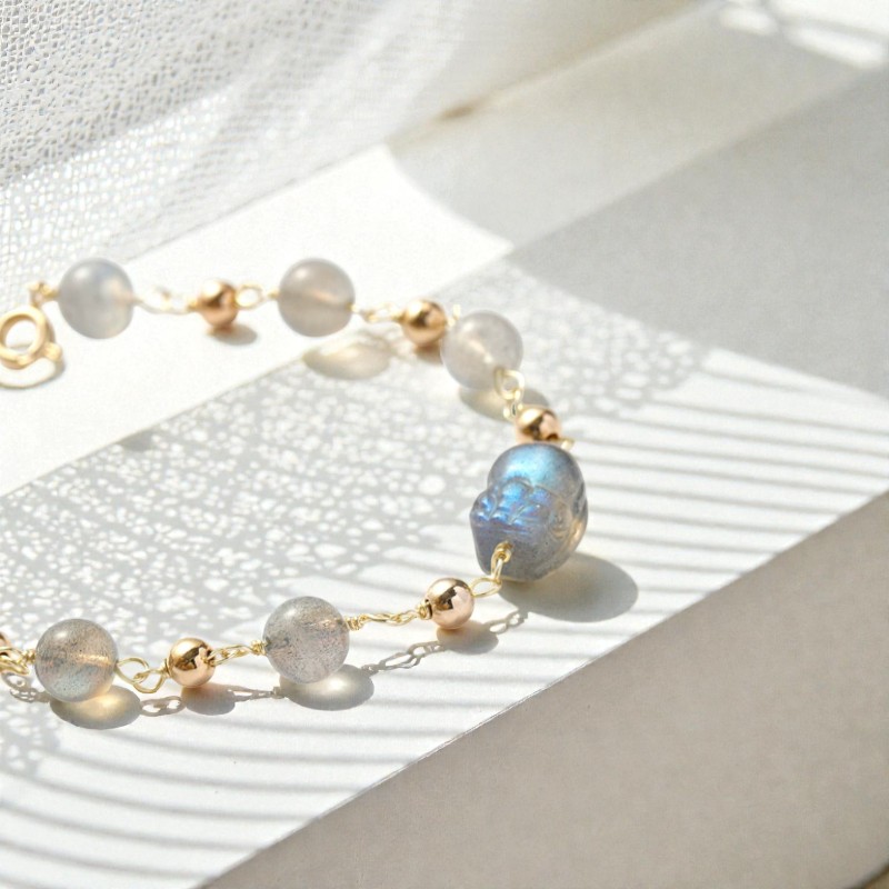 【赫本珠寶】設計款-小貔貅拉長石灰月光手鍊,時尚開運,設計款手珠,激發潛能,蝴蝶效應光,能量守護