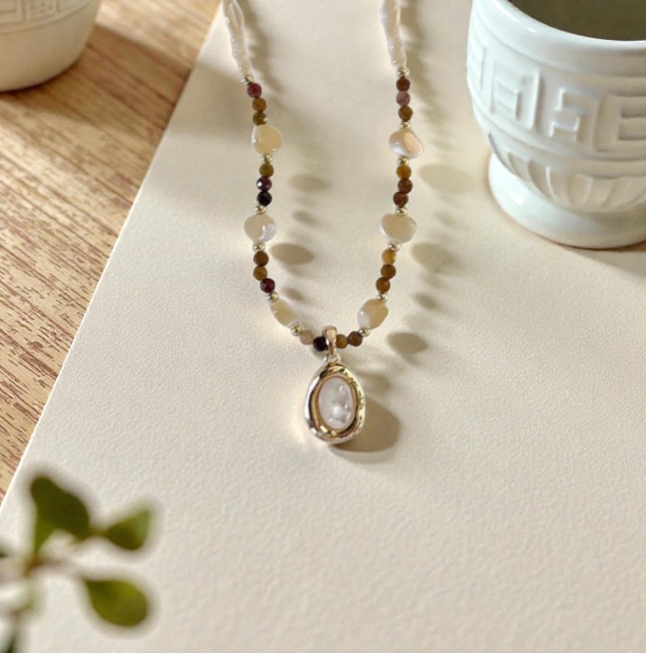 【赫本珠寶】柔貴人緣 · 白貝母串珠鎖骨鍊,溫柔能量,優雅穿搭,天然貝母,柔貴人緣,氣質飾品